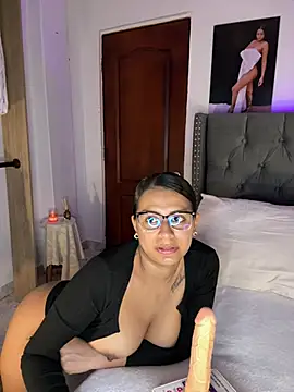 Snapshot of ema_zoe chatting on June 14, 12:41 am ema zoe online show from June 14, 12:41 am