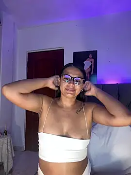 Snapshot of ema_zoe chatting on June 17, 12:02 am ema zoe online show from June 17, 12:02 am
