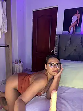 Snapshot of ema_zoe chatting on June 25, 12:10 am ema zoe online show from June 25, 12:10 am