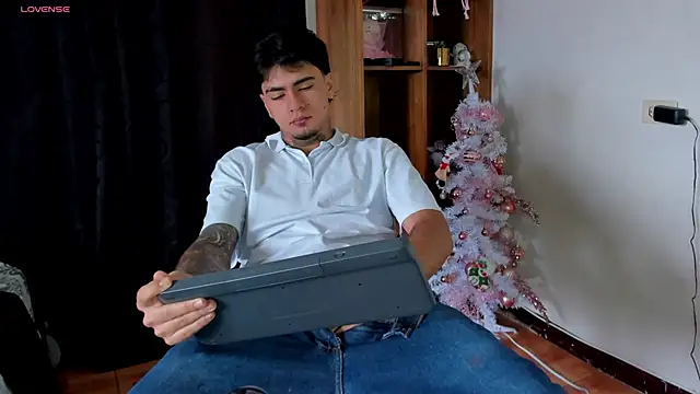 Snapshot of JamesDeker chatting on December 22, 3:53 pm JamesDeker online show from December 22, 3:53 pm