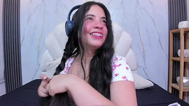 Nicol Chang online show from November 6, 8:10 pm