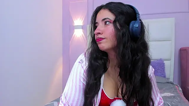 Nicol Chang online show from December 2, 8:15 pm