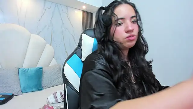 Nicol Chang online show from February 19, 1:29 pm