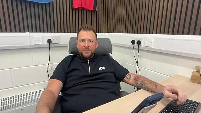 Snapshot of bilf1978 chatting on February 25, 7:40 am bilf1978 online show from February 25, 7:40 am