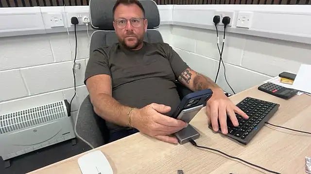 Snapshot of bilf1978 chatting on June 2, 6:04 am bilf1978 online show from June 2, 6:04 am