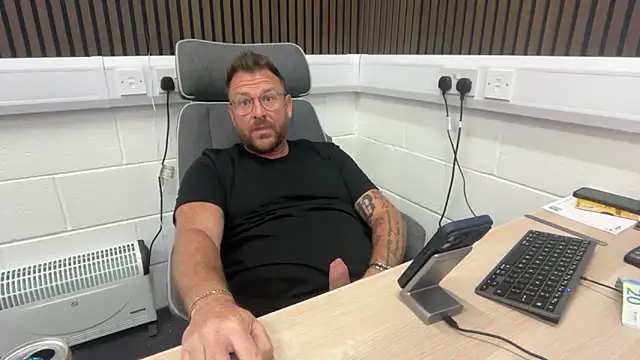 Snapshot of bilf1978 chatting on June 5, 8:42 am bilf1978 online show from June 5, 8:42 am