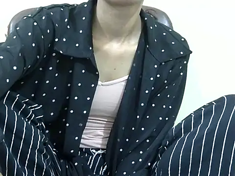 smallcuute online show from November 9, 7:23 pm