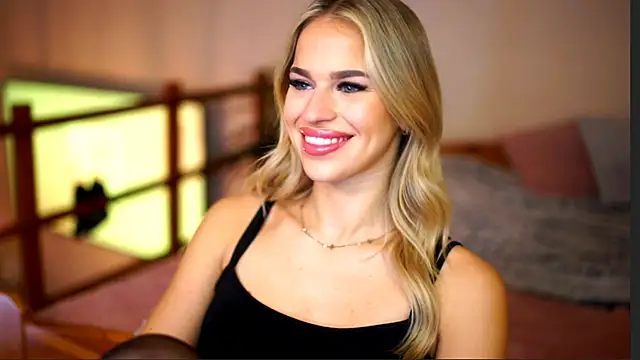 Snapshot of Emilyvanroessel chatting on May 2, 8:08 am Emilyvanroessel online show from May 2, 8:08 am