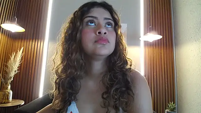 CurlyDani online show from April 7, 2:01 am