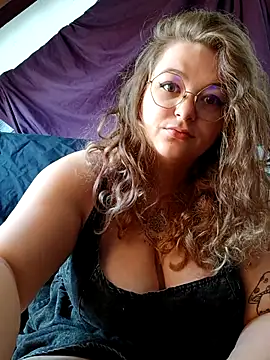 Snapshot of LilouCuriosity chatting on September 9, 12:05 pm LilouCuriosity online show from September 9, 12:05 pm