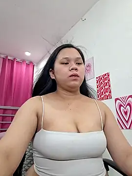 Snapshot of avery_in_paradisexx chatting on May 12, 9:50 am avery in paradisexx online show from May 12, 9:50 am