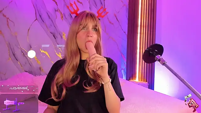 Emmiicute online show from October 28, 8:33 pm