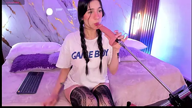 Emmiicute online show from March 20, 8:35 pm