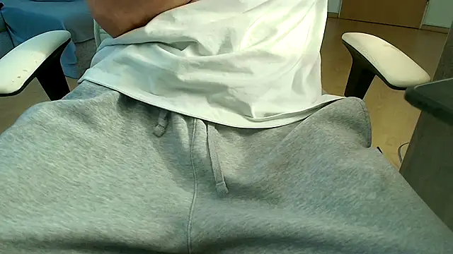 Snapshot of Breezydicksn chatting on April 30, 8:15 pm Breezydicksn online show from April 30, 8:15 pm
