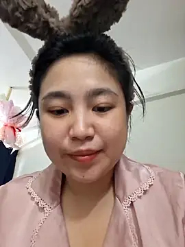 Snapshot of Minn-cute chatting on April 20, 7:44 am Minn-cute online show from April 20, 7:44 am