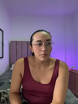 Snapshot of alehia_cute chatting on June 2, 9:39 pm alehia cute online show from June 2, 9:39 pm