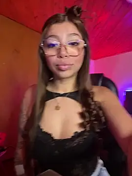 Snapshot of Maddy_Piink chatting on February 18, 4:36 pm Maddy Piink online show from February 18, 4:36 pm