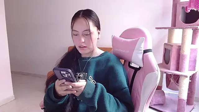 madissooon   online show from December 3, 8:18 pm