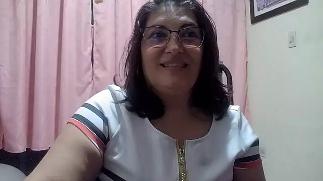 Snapshot of lina_maria99 chatting on May 19, 1:11 am lina maria99 online show from May 19, 1:11 am