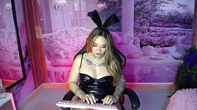 Snapshot of Layla-Watson chatting on October 3, 12:13 pm Layla-Watson online show from October 3, 12:13 pm