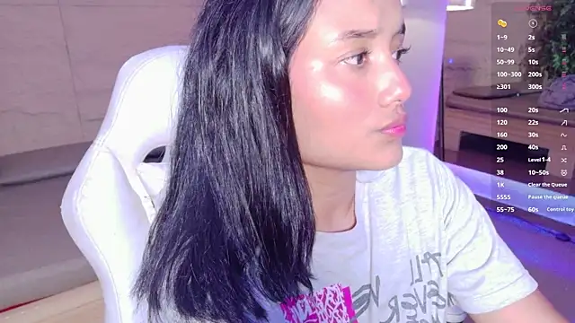 Snapshot of HannahMontgomery chatting on May 20, 4:13 pm HannahMontgomery online show from May 20, 4:13 pm