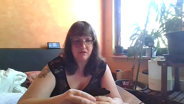 Snapshot of ladyfrombonn chatting on April 8, 1:33 pm ladyfrombonn online show from April 8, 1:33 pm