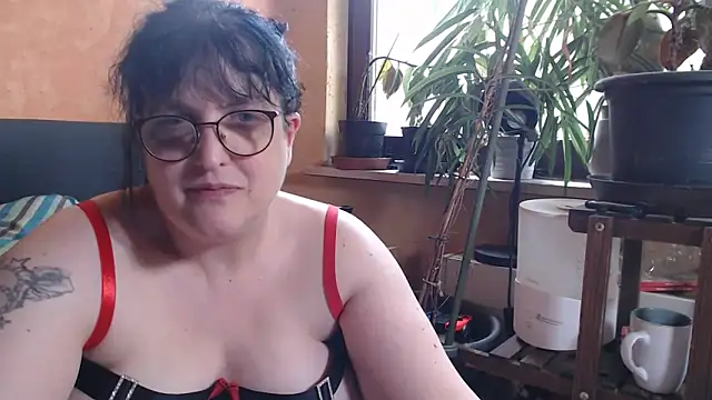 Snapshot of ladyfrombonn chatting on May 14, 2:13 pm ladyfrombonn online show from May 14, 2:13 pm