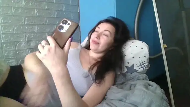 Snapshot of DanaNeon chatting on April 28, 7:13 am DanaNeon online show from April 28, 7:13 am