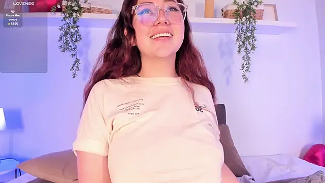 Nicolle Evanss  online show from April 7, 3:29 am