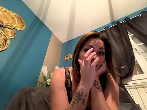 minettedusud online show from December 5, 1:09 pm