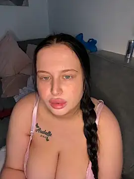 Snapshot of brunetteGirl274 chatting on November 2, 9:28 pm brunetteGirl274 online show from November 2, 9:28 pm