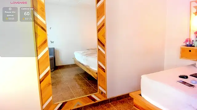 Snapshot of SoleneFontaine chatting on September 10, 11:43 am SoleneFontaine online show from September 10, 11:43 am