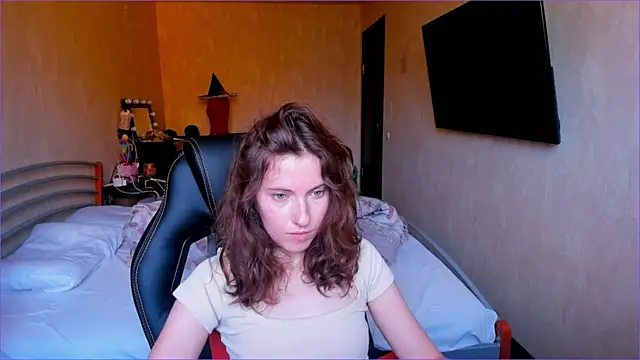 Agata in Wonderland online show from October 9, 8:01 am