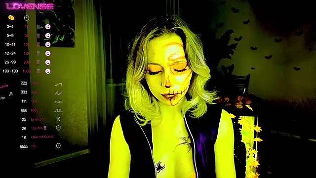 NyxaThorn online show from October 31, 2:40 pm