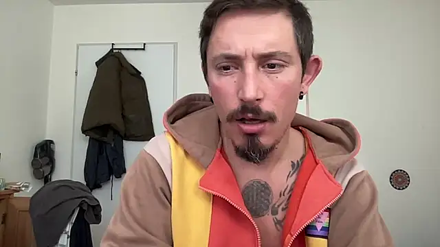 Snapshot of sunZfun chatting on October 31, 8:26 am sunZfun online show from October 31, 8:26 am