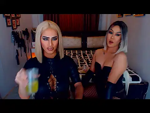 Snapshot of MystiqueQueen chatting on October 27, 8:46 pm MystiqueQueen online show from October 27, 8:46 pm