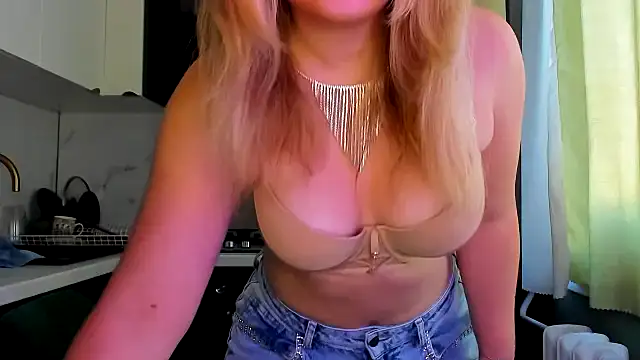 Snapshot of SunshineEmma chatting on October 2, 2:24 pm SunshineEmma online show from October 2, 2:24 pm