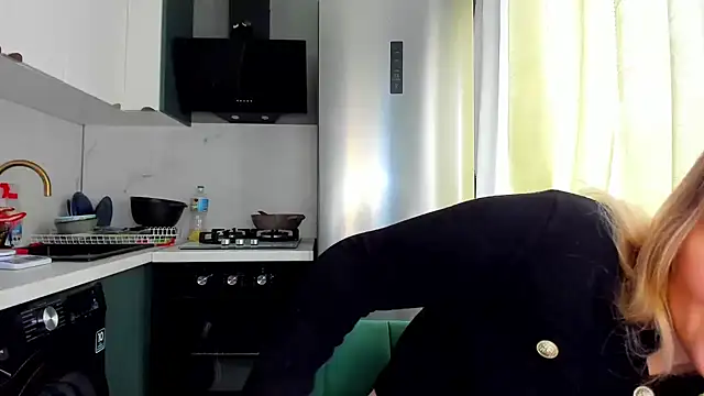 Snapshot of SunshineEmma chatting on October 6, 12:57 pm SunshineEmma online show from October 6, 12:57 pm