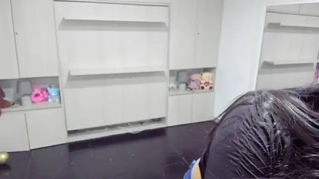 LilyWhitney online show from April 18, 4:05 am