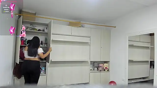 LilyWhitney online show from April 23, 4:03 am