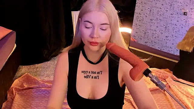 Lillie Berry online show from January 17, 4:39 am