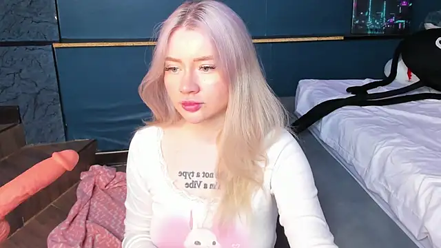 Snapshot of Lillie_Berry chatting on April 20, 4:48 am Lillie Berry online show from April 20, 4:48 am