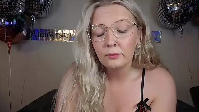 Daisyxoxo  online show from September 20, 7:04 pm