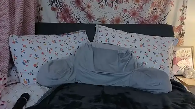 Daisyxoxo  online show from April 6, 8:21 pm