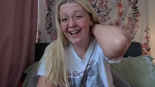 Daisyxoxo  online show from April 10, 8:52 am