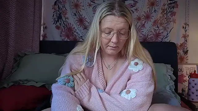 Daisyxoxo  online show from April 14, 9:37 am