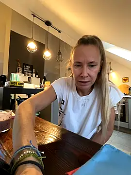 Snapshot of blondi2077 chatting on October 27, 11:36 am blondi2077 online show from October 27, 11:36 am