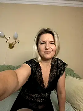 AliceSwan4011 online show from October 27, 1:26 pm