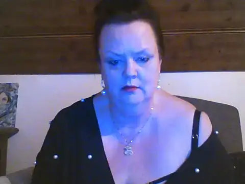 Snapshot of TiffanyMature chatting on April 20, 8:21 pm TiffanyMature online show from April 20, 8:21 pm