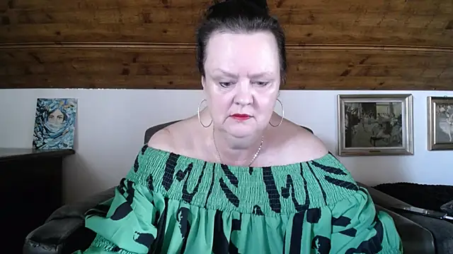 Snapshot of TiffanyMature chatting on June 2, 3:03 pm TiffanyMature online show from June 2, 3:03 pm